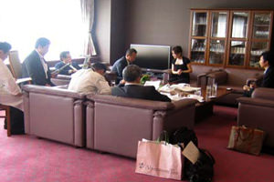 A tasting of the vegetables grown in the unit with a group of chefs from major hotels