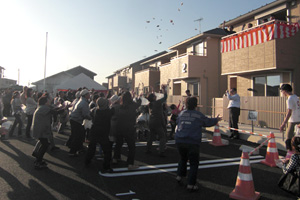 The new residents, neighbors, and Daiwa House staff get together to enjoy a traditional mochi-maki event.