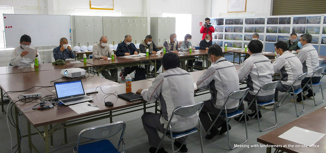 Meeting with landowners at the on-site office