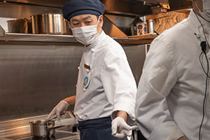 Instructing kitchen staff