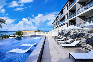 A hotel like a hideaway surrounded by the blue of the sky and ocean