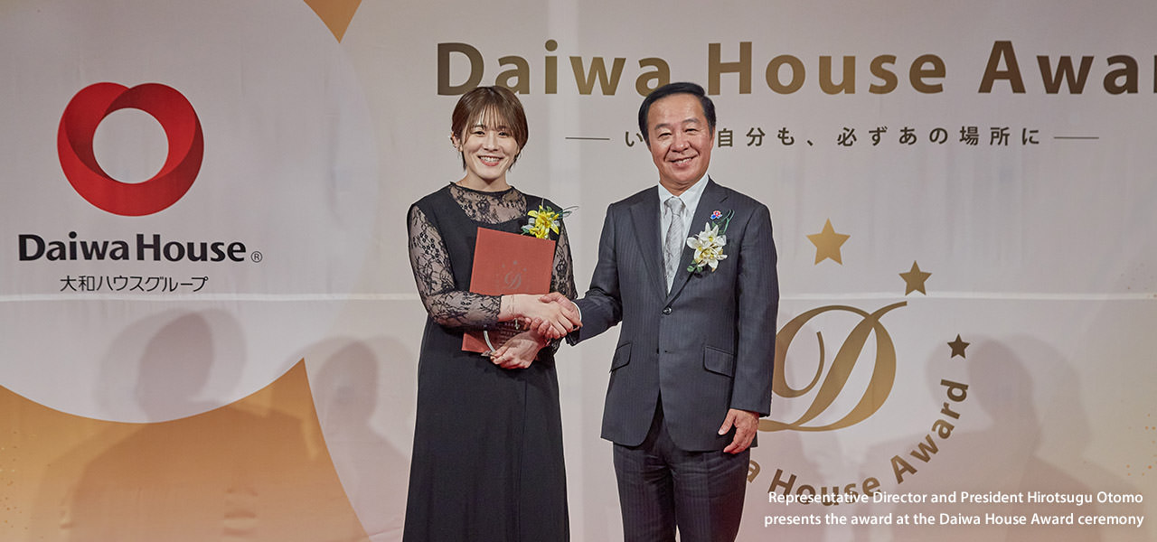 Representative Director and President Hirotsugu Otomo presents the award at the Daiwa House Award ceremony