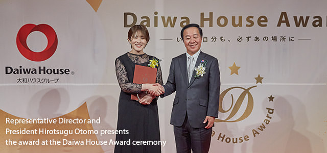 Representative Director and President Hirotsugu Otomo presents the award at the Daiwa House Award ceremony