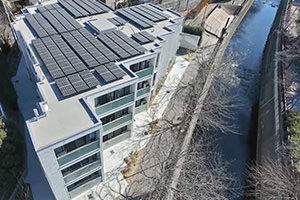 The building’s reverse side consists of a continuous, jagged contour
