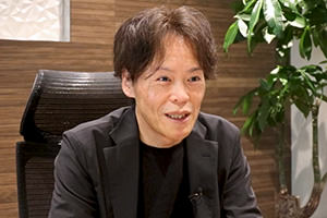Department Manager Tanigawa supports Hasegawa