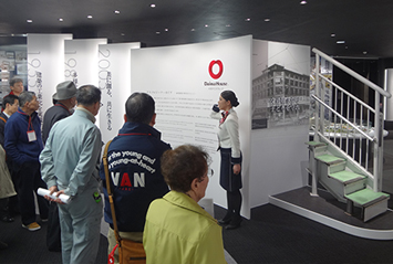 Guided tour of the Daiwa House Industry Central Research Laboratory for shareholders