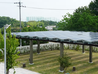 調整池上部にある約17kWの太陽光発電システム