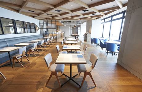 Hotel restaurant where visitors can enjoy views of the Tama River and Haneda Airport