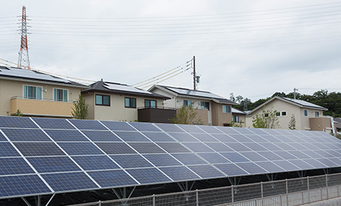 A large-scale smart town where profits from selling electricity generated by the solar power generation facility of the town are used for the maintenance of single-family houses and other purposes, the first of its kind in Japan